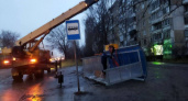 В Саратове из-за ветра рухнул второй остановочный павильон за два дня