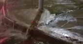 В центре Саратова из-за прорыва трубы затопило перекресток