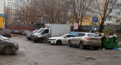 В Саратове более 350 машин заблокировали подъезд к мусорным контейнерам с начала года