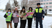 В Петровске сотрудники ГИБДД поздравили женщин-водителей с 8 Марта