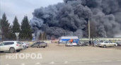 В Волжском районе полыхает крупный завод по производству поролона