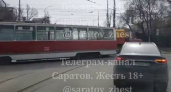 В центре Саратова трамвай сошел с рельсов