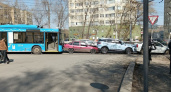 В Саратове столкнулись пять легковых автомобилей и троллейбус