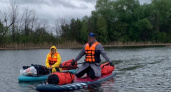 Спасатели МЧС доставили на берег супругов, застрявших на сапбордах посреди озера