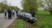 В Гагаринском районе Саратова автомобиль опрокинулся в кювет, пострадала пассажирка