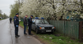 Пьяный мужчина угнал незапертый автомобиль и врезался в ограждение