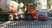 В Саратове бетономешалка столкнулась с легковушкой на проспекте 50 лет Октября