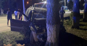 В Балаково ночью "Лада Ларгус" врезалась в дерево: двое госпитализированы