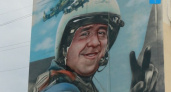 В Саратове создали 400-метровый мурал с портретом погибшего пилота Ка-52 Александра Аксенова