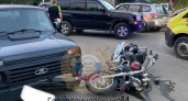 56-летний мотоциклист госпитализирован после столкновения с Toyota и "Нивой" на Лунной