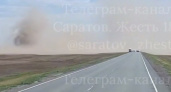 Водитель снял на видеорегистратор пылевую бурю на трассе в Саратовской области