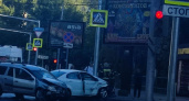 73-летний водитель Lada и пассажирка госпитализированы после утреннего ДТП с Kia в центре Саратова