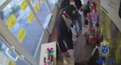 46-летний рецидивист украл 4400 рублей из кассы, пока продавец отвлеклась на покупателя