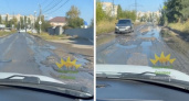 "Скорая помощь" выезжает по разбитой дороге с заплатками на Перспективной в Саратове