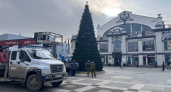 В центре Саратова установили украшенную ёлку высотой под звездой