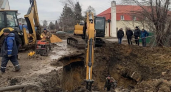 20 специалистов и 6 единиц техники круглосуточно устраняют прорыв водопровода в Ртищеве