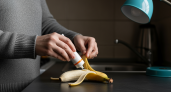 Бросаю соль на кожуру банана — теперь зимой экономлю время и силы: гениально простой трюк для тех, кто ценит свободу