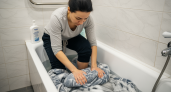 Забудьте про химчистку: простой способ освежить огромное одеяло прямо дома за копейки