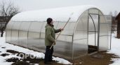 Опытные дачники знают простой трюк растопить снег в теплице пока все спят — работает каждый раз