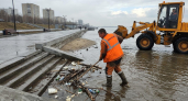 В Саратове убирают мусор с затопленной набережной Октябрьского района