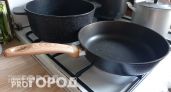 Выбросила дорогую химию в мусор: мои сковородки сияют чистотой благодаря профессиональному методу очистки