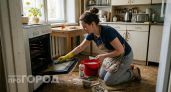 Забудьте про жесткие щетки: нанесите этот простой состав и застарелый жир в духовке сползет сам за минуту