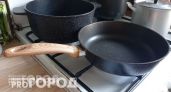 Больше не оттираю нагар часами: ресторанный лайфхак для идеального блеска сковородок за одну минуту