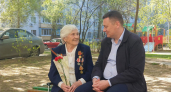 Следователи Саратова поздравили ветерана ВОВ Лидию Тужилкину с Днём Победы