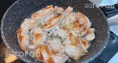 Секрет сочной курицы раскрыт: добавьте щепотку соды перед жаркой и забудьте о сухом филе навсегда
