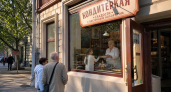 В Саратове открыли мемориальную доску ветерану, прошедшей путь от Сталинграда до прилавка «Белочки»