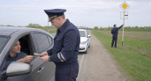 Datsun слетел с дороги и врезался в билборд: пятеро в больнице