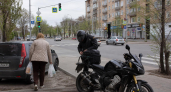 Мотоциклист попал в больницу после столкновения с Renault в центре Саратова