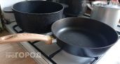 Достаточно двух пакетиков и кипятка: сковорода очищается от застарелого жира и нагара буквально на глазах