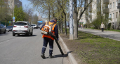 Саратовский рабочий убирал дорогу с пылесосом на электросамокате
