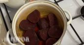 Забудьте про долгую варку свеклы: мой метод экономит время и избавляет кухню от неприятного запаха навсегда