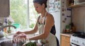 Вы совершаете опасную ошибку на кухне: почему мытье сырого мяса под краном вредит вашему здоровью навсегда