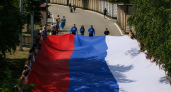 В Саратове развернули 100-метровый триколор в Парке Победы