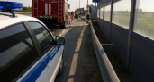 В Саратове Volkswagen Jetta врезался в остановку возле Шевыревки