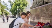 Саратов почтил память героев 6-й роты оружейным салютом