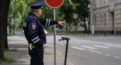 В центре Саратова на рейде остановили самокатчиков за движение под запрещающий знак