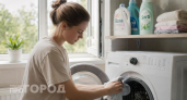 Кладу обычную губку в барабан при каждой стирке: одежда очищается от шерсти и мелкого мусора без усилий