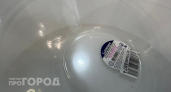 Больше не нужно тереть посуду часами: один бюджетный лайфхак полностью удаляет липкие следы от наклеек