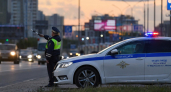 На Московском шоссе в Саратове перевернулся Land Rover, пострадали три человека