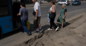В Саратове у Площади Ленина пассажиры дачных автобусов обходят траншеи по дороге