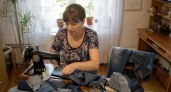 Больше не выбрасываю старые джинсы: показываю как с помощью пряжи сделать стильные вещи без машинки
