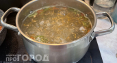Перестаньте добавлять этот популярный продукт в суп: он портит вкус бульона и чем его лучше заменить