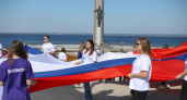 У места приземления Гагарина развернули 100-метровый триколор ко Дню флага