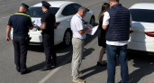 У вокзала в Саратове выявили двух таксистов без разрешения и опознавательных знаков