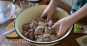 Мясо станет нежнее волокна: просто добавьте щепотку этого продукта вместо привычных маринадов для сочности