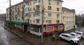 У вокзала в Саратове ИП обязали за 30 дней снести навес и табло